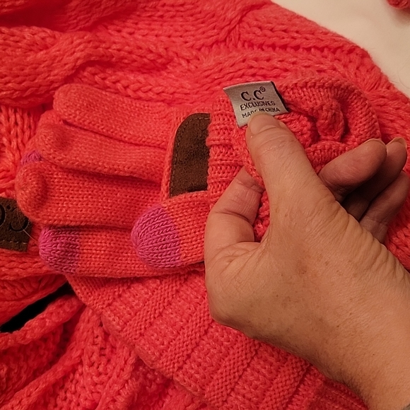 C.C. beanie, tech gloves and infinity scarf - Picture 8 of 9